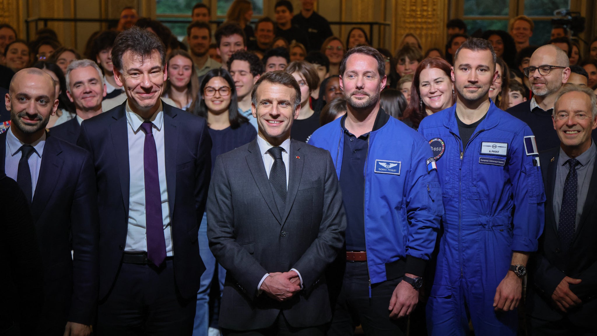 Le président français Emmanuel Macron (au centre) pose aux côtés du ministre français de l'Enseignement supérieur et de la Recherche, Philippe Baptiste (à gauche), de l'astronaute français de l'ESA (Agence spatiale européenne) Thomas Pesquet (2e en partant de la droite) et de l'astronaute français Arnaud Prost (à droite), à ​​l'issue d'une visioconférence avec l'astronaute française Sophie Adenot avant son départ pour la Station spatiale internationale, au palais de l'Élysée à Paris, le 5 février 2026.