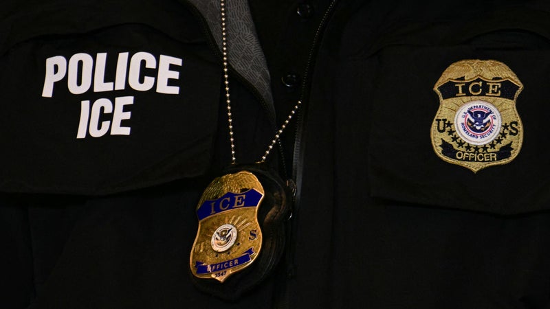 Un ressortissant vénézuélien grièvement blessé par balle par un agent de l'ICE au Texas