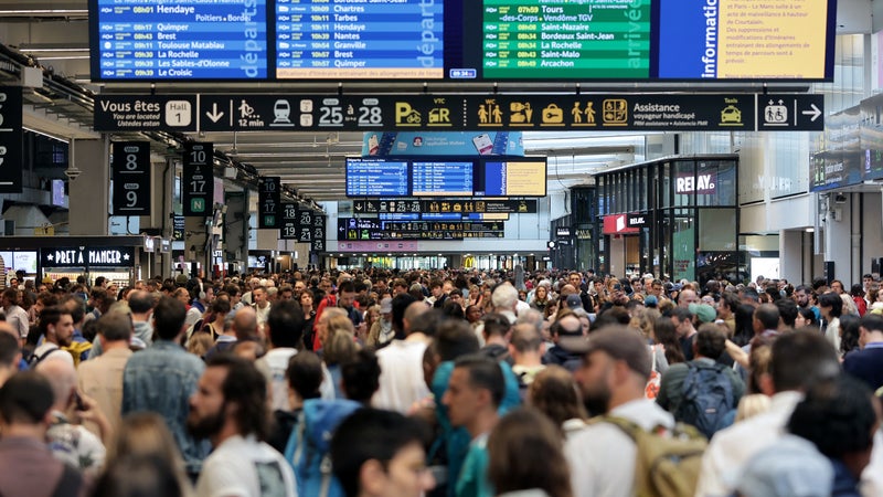 Le ministre des Transports annonce que le trafic est interrompu à la gare Montparnasse pour une durée de trois heures après une "panne d'installation électrique"