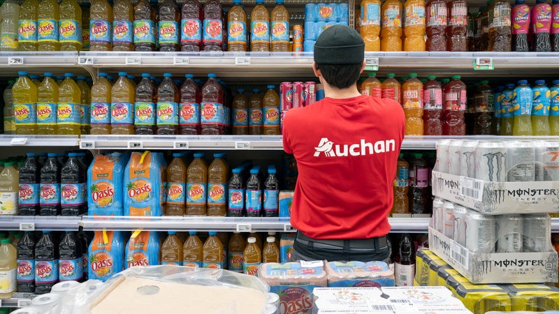 -50% sur presque tout et des magasins dévalisés: avant leur transformation en Intermarché, les supermarchés Auchan se vident et les salariés s’inquiètent pour leur remise de 15%