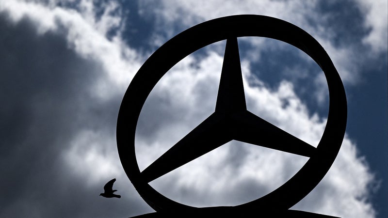 Plombé par la Chine, Mercedes-Benz sabre ses objectifs et chute en Bourse, les actions Renault et Stellantis tanguent aussi, voici pourquoi