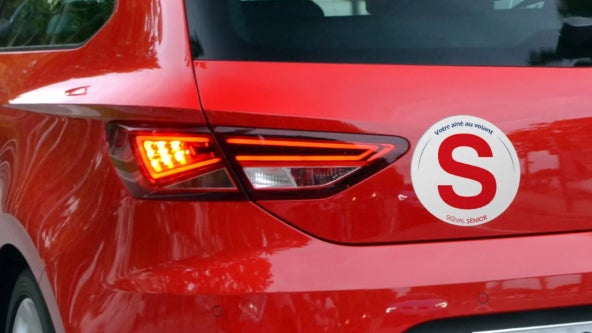 L'autocollant "S" permet d'indiquer que le véhicule est conduit par un sénior.
