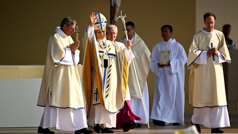 Léon XIV: rencontre avec des migrants, messe géante place de la Concorde, prière à Lourdes... Les images de la deuxième journée du pape en France