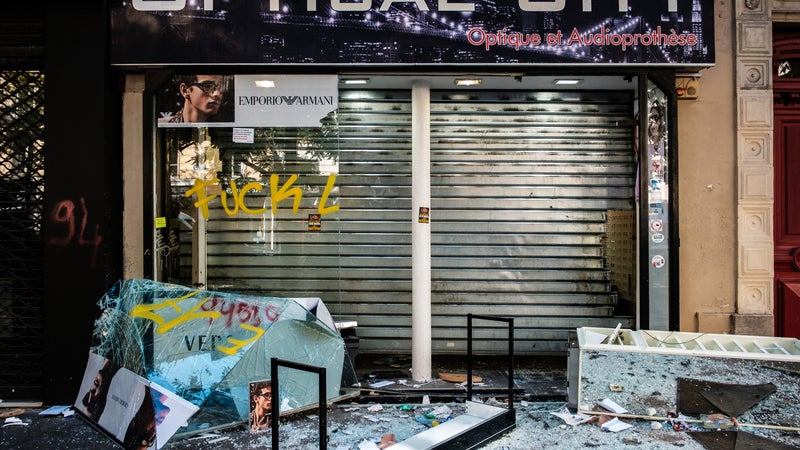 "L'impression d'être dans un cauchemar": des habitants du centre de Paris racontent leur "stupéfaction" après les pillages