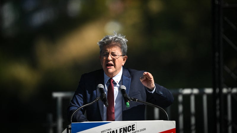 "C'est un acte de trahison, il sera poursuivi pour cela": Jean-Luc Mélenchon s'en prend au gouverneur de la Banque de France pour ses propos sur la dette