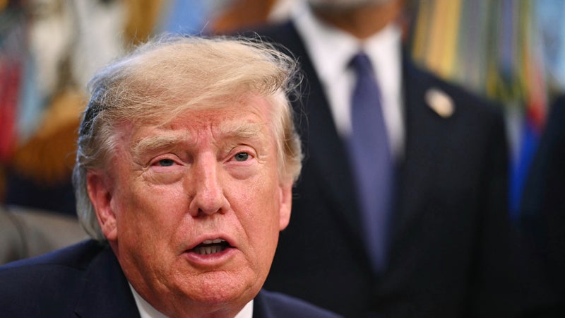 "Je n'aurais pas fait ça": Donald Trump critique la libération des cinq hommes suspectés d'un projet d'attaque contre une base militaire en Angleterre