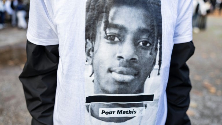 Un jeune porte un tee-shirt avec le visage de Mathis lors du rassemblement pour lui rendre hommage à Saint-Omer, le 11 novembre 2025