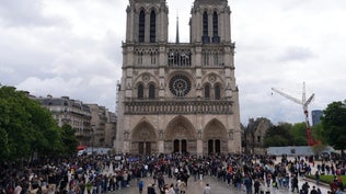 La foule rassemblée devant la cathédrale Notre-Dame de Paris le 21 avril 2025, lundi de Pâques et jour de la mort du pape François à 88 ans.