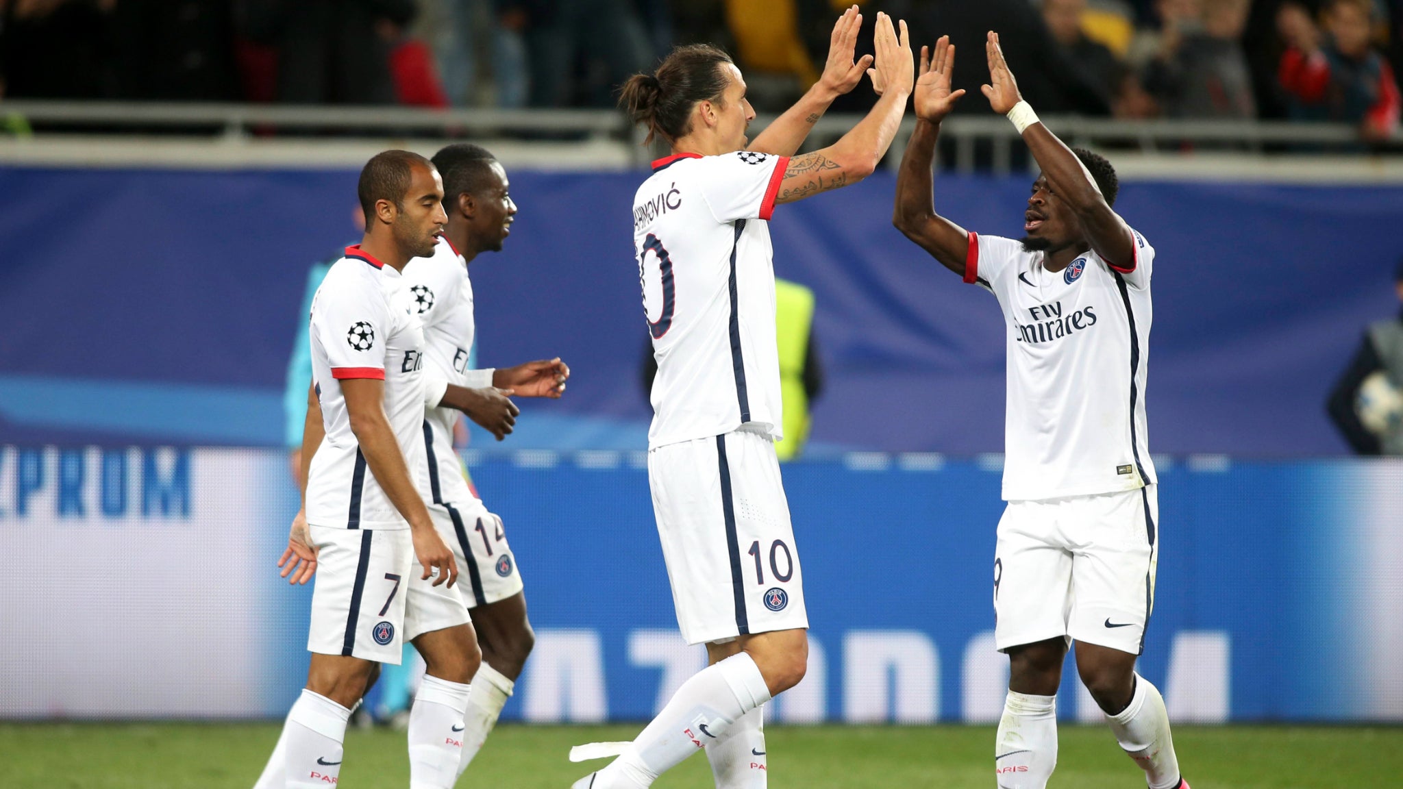 Serge Aurier avec Zlatan Ibrahimovic lors de Shakhtar Donetsk-PSG, le 30 septembre 2015. Serge Aurier avec Zlatan Ibrahimovic lors de Shakhtar Donetsk-PSG, le 30 septembre 2015.