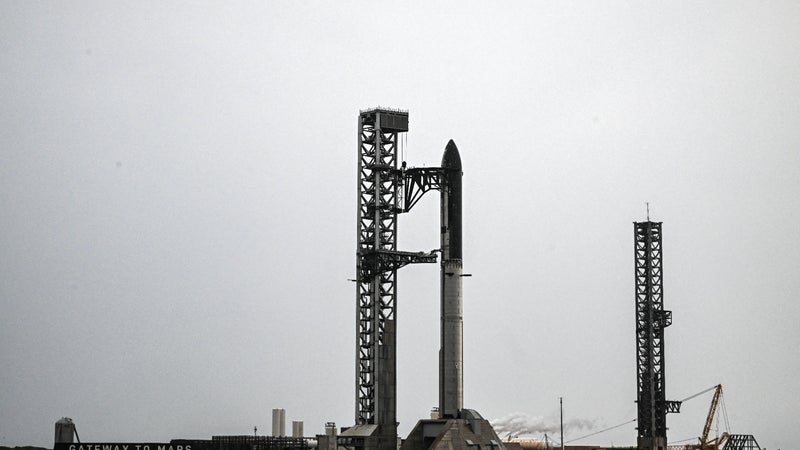 "Une nouvelle phase palpitante": pensée pour de futurs voyages vers la Lune et Mars, la méga fusée Starship de SpaceX va tenter pour la première fois d'atteindre l'orbite terrestre