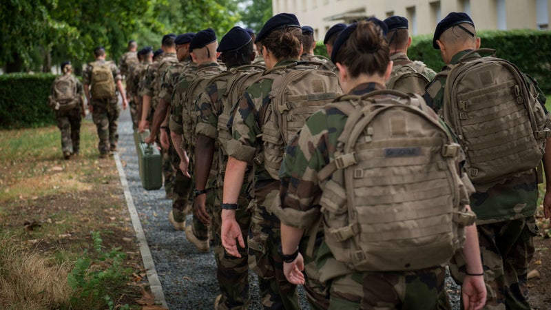 "Je veux sortir de ma zone de confort": le nouveau "service national" militaire démarre après l'échec du SNU