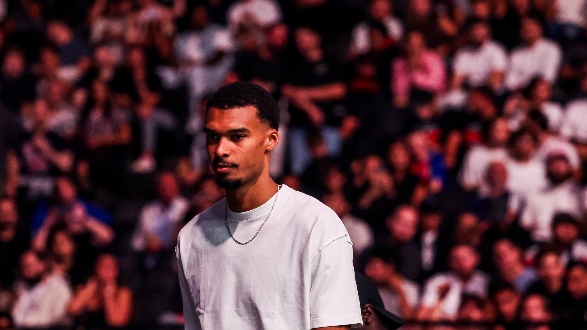 https://io-fsly-bfmtv.cdn.nextradiotv.com/JXcVNIYIKl8BQrqHE4whByut7fw=/0x212:2048x1364/images/Victor-Wembanyama-assiste-a-l-UFC-Paris-le-5-septembre-2026-2357946.jpg