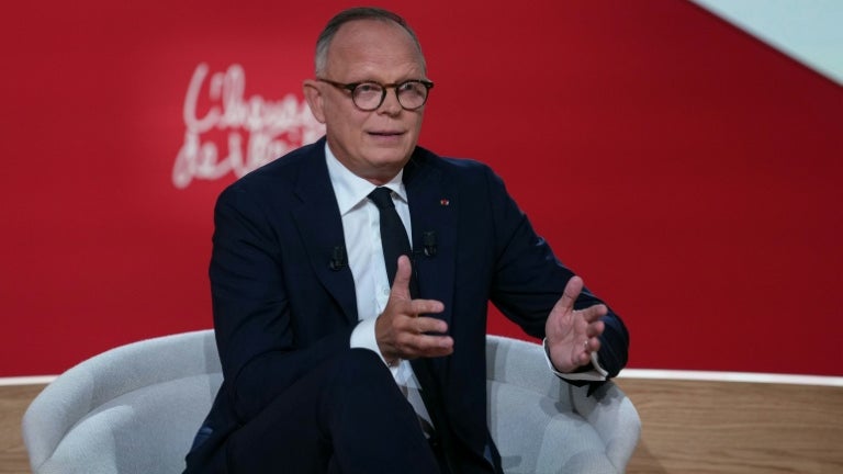 "On les aide beaucoup, mais à partir du deuxième": Édouard Philippe veut verser 350 euros d'allocations dès le premier enfant et accorder 3.000 euros de réduction d'impôt