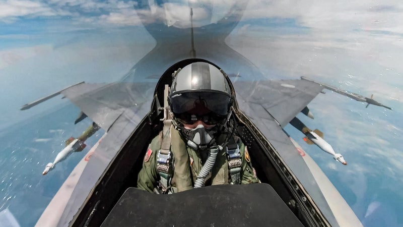 Situation d'urgence pour l'aviation ukrainienne: Kiev manque déjà de missiles et maintenant plus de la moitié de ses F-16 sont cloués au sol