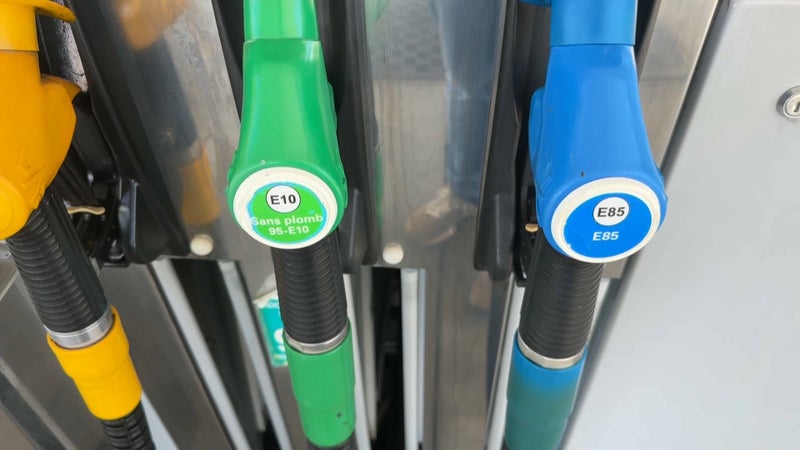 "Je fais des mélanges": économie folle, mais gros risque pour le moteur? Ces automobilistes qui misent sur le bioéthanol à la pompe