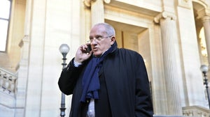 Antoine Sollacaro, l'un des avocats du militant indépendantiste corse Yvan Colonna, en train de téléphoner devant le tribunal de Paris, le 16 mars 2009