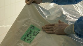 Photo d'illustration d'un policier scientifique prélevant de l'ADN sur un corps.