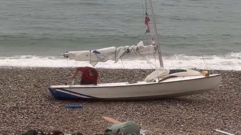 "Des vagues de trois mètres de haut": partis de Créteil pour se rendre à Londres en dériveur, leur pari vire au naufrage