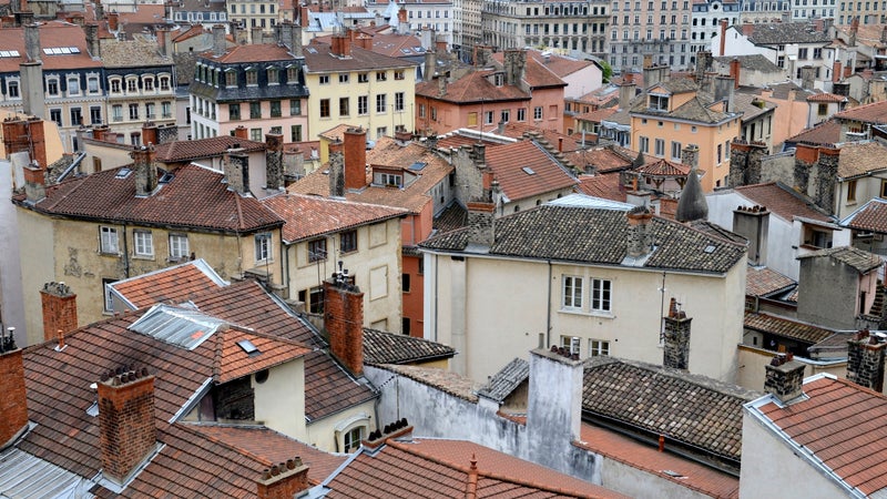 Le gel des APL voulu par le gouvernement va pénaliser les locataires… Mais ces aides ne finissent-elles pas surtout dans la poche des propriétaires qui font grimper les loyers?