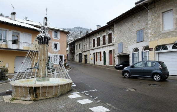 La rue où habitait Gérald Thomassin, près de l'agence postale de Montréal-la-Cluse, dans l'Ain le 9 décembre 2014