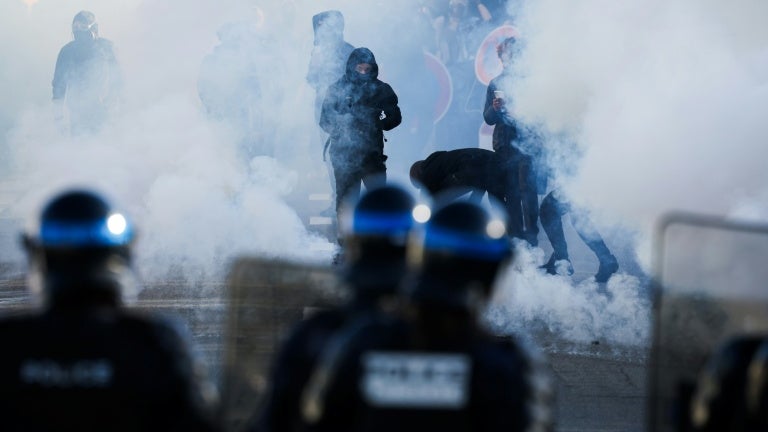 INFO BFMTV. Mort d’un manifestant le 17 octobre: la famille accuse le "gaz lacrymogène" dans une plainte contre les forces de l’ordre