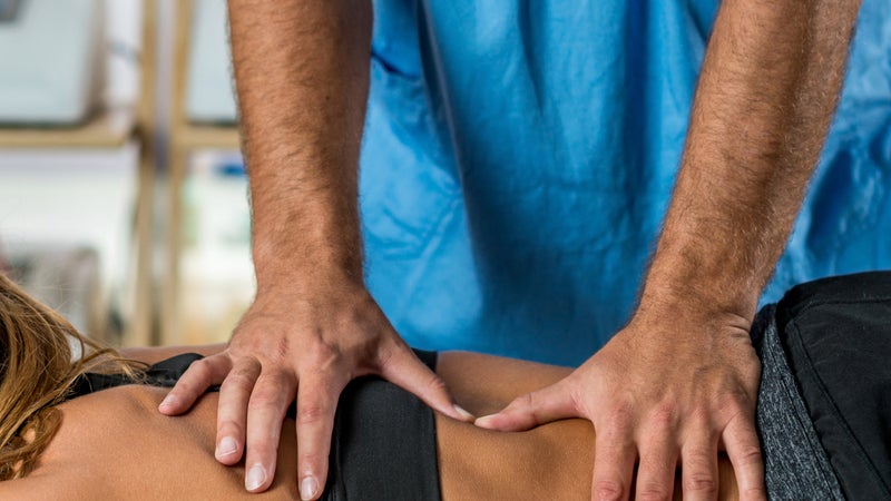 Attelles, antalgiques, lits médicalisés... Ce que les kinésithérapeutes peuvent désormais vous prescrire