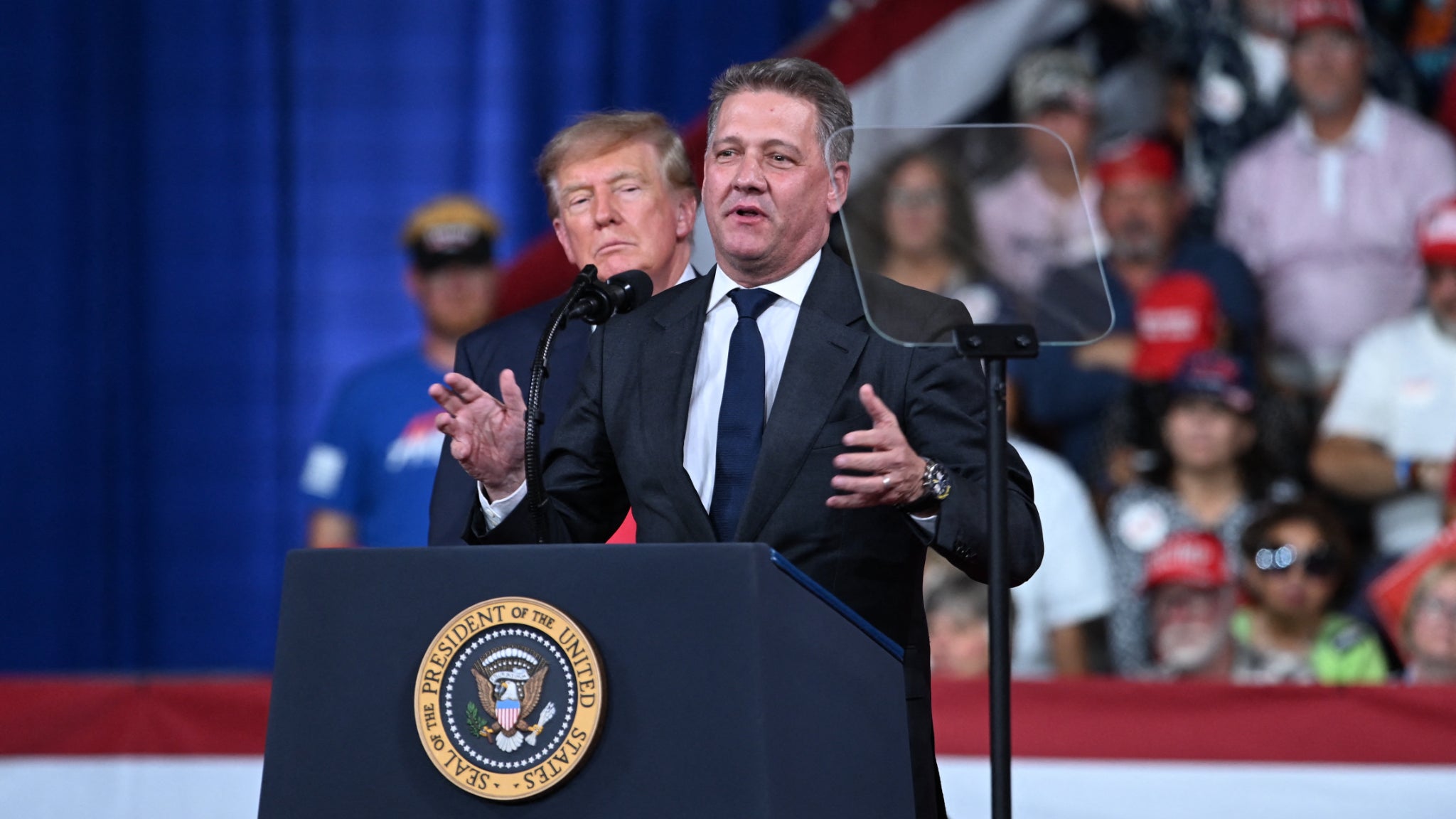 Le patron d'Audi annonce une usine de 4 milliards de dollars en Géorgie sur la scène d'un meeting de Donald Trump, tollé en Allemagne