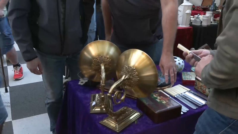 "Ça, c'est de l'ivoire": des inspecteurs traquent les objets illégaux à la Braderie de Lille