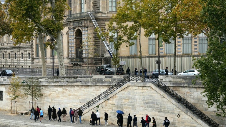 Qui est derrière le cambriolage du Louvre? Un an après, l’énigme du commanditaire