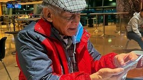 Le tueur en série françaisi Charles Sobhraj consulte son smartphone à l'aéroport de Doha, où il est en transit, le 23 décembre 2022 au Qatar