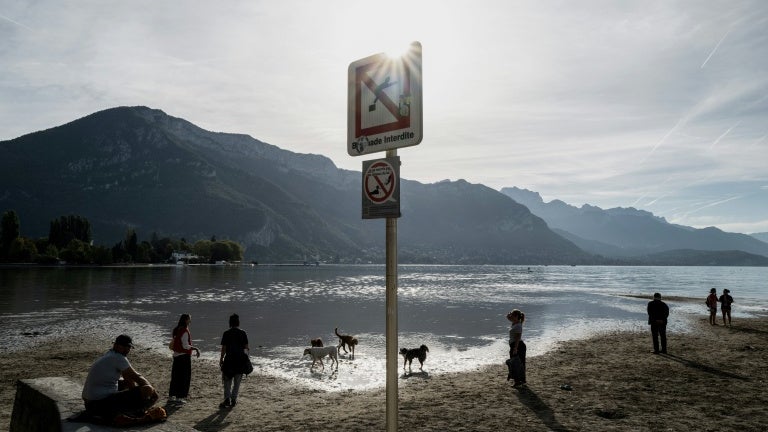 Haute-Savoie: exposé à la sécheresse et aux fortes chaleurs, le lac d'Annecy se vide