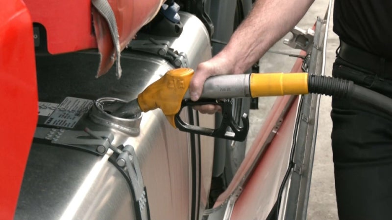 "Je dors avec le pied-de-biche à côté du matelas": le témoignage fou d'un routier victime de vols de carburant à répétition