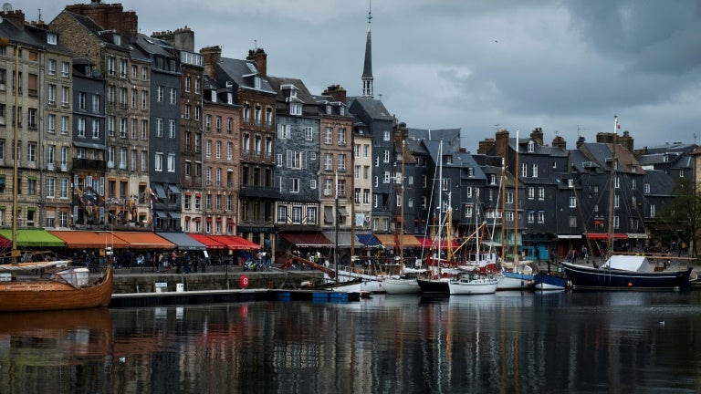 Rupture de canalisation dans le centre-ville de Honfleur, 41 personnes évacuées