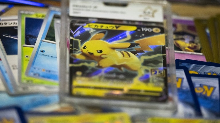 "Toutes les autres vitrines sont intactes": pourquoi les pilleurs ont ciblé les boutiques de cartes Pokémon pour les vider en quelques minutes