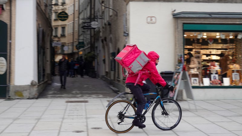 "Une société n'a pas à tordre les règles du droit du travail quand ça l'arrange": plus de 200 anciens livreurs de Foodora réclament des dommages et intérêts à la plateforme de livraison de repas