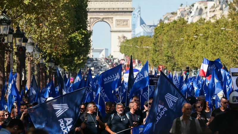 Salaires, conditions de travail, reconnaissance: des milliers de policiers manifestent à Paris