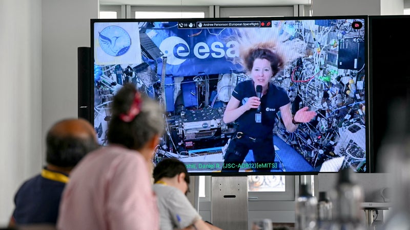 "Un coût très, très raisonnable": le patron de l'ESA assure que l'Europe pourrait développer des vols spatiaux habités en augmentant son budget de seulement 10%