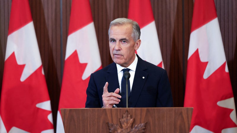 "C'est un défi sans précédent": face à la guerre commerciale que lui mène Trump, le Canada riposte avec des surtaxes de 15 à 50% sur des produits américains