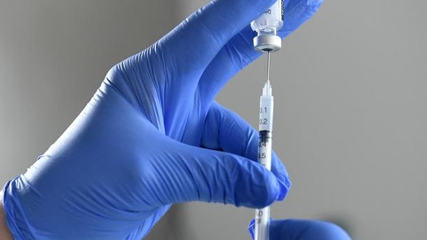 L’Académie de médecine préconise de rendre le vaccin obligatoire pour certaines professions (fonctionnaires, enseignants, professionnels de santé, pompiers, policiers).