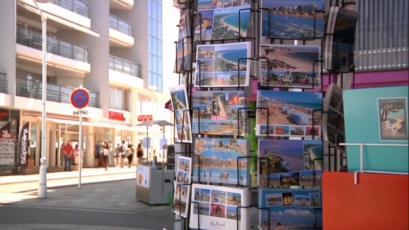 Timbre, prix, version numérique... Les cartes postales toujours à la mode, surtout chez les jeunes