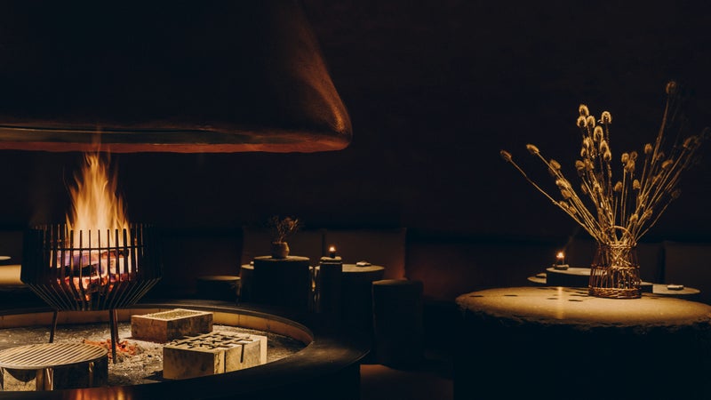 Photos interdites, téléphone confisqué, tables en troncs d’arbres et 650 euros le menu: bienvenue dans l'un des meilleurs restaurants du monde (et le moins instagrammable)