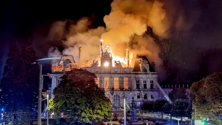https://io-fsly-bfmtv.cdn.nextradiotv.com/L1IwiTRYZaveYXJOHoINHwk2fqs=/0x65:768x497/images/La-mairie-de-Limoges-incendiee-le-17-octobre-2026-2367339.jpg