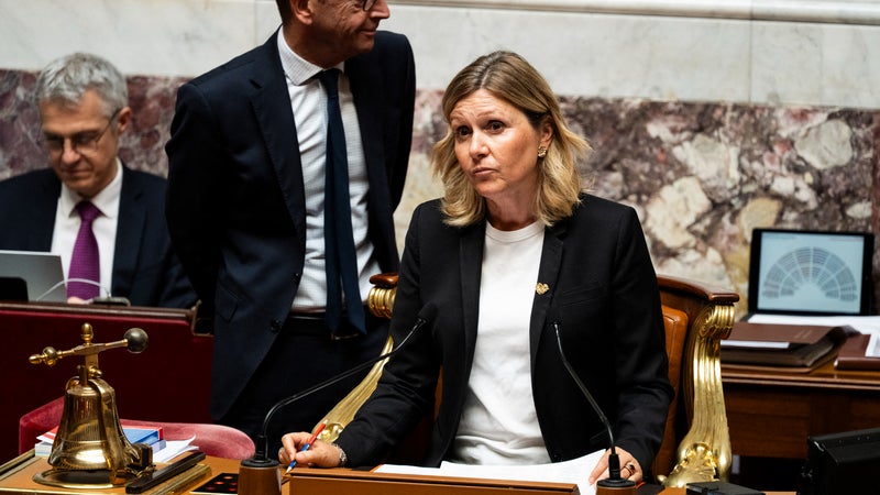 Faut-il baisser les indemnités des députés? Yaël Braun-Pivet "n'écarte aucune piste" mais juge cette mesure "difficile"