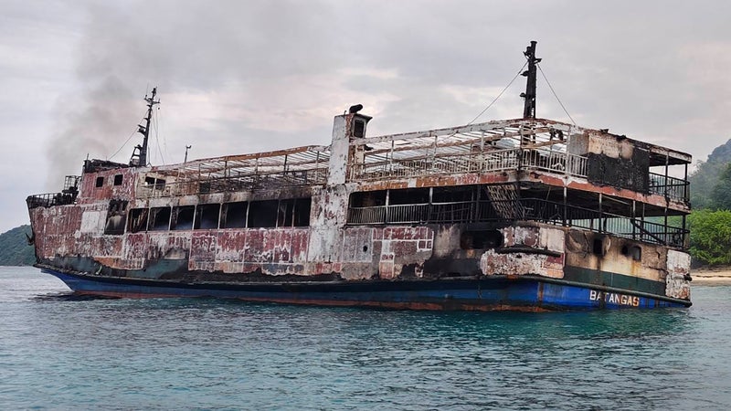 Au moins cinq morts et 86 disparus après l'incendie d'un ferry aux Philippines