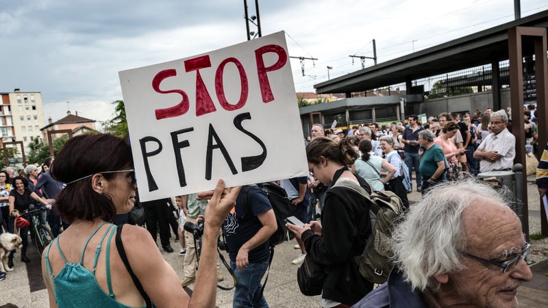 Trois associations mettent en demeure le groupe Seb pour l'utilisation de PFAS notamment dans ses poêles Tefal