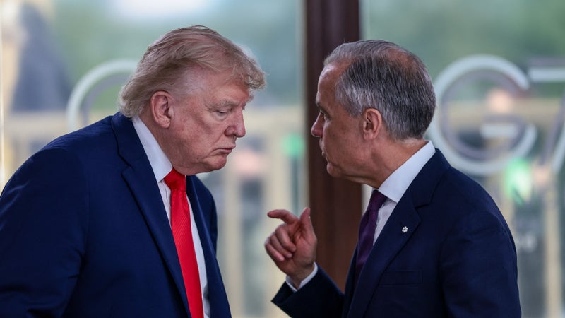 Le torchon brûle entre Washington et Ottawa: face à Donald Trump qui "joue les durs" en multipliant les droits de douane, le Canada riposte avec des surtaxes de 15 à 50% sur les produits américains