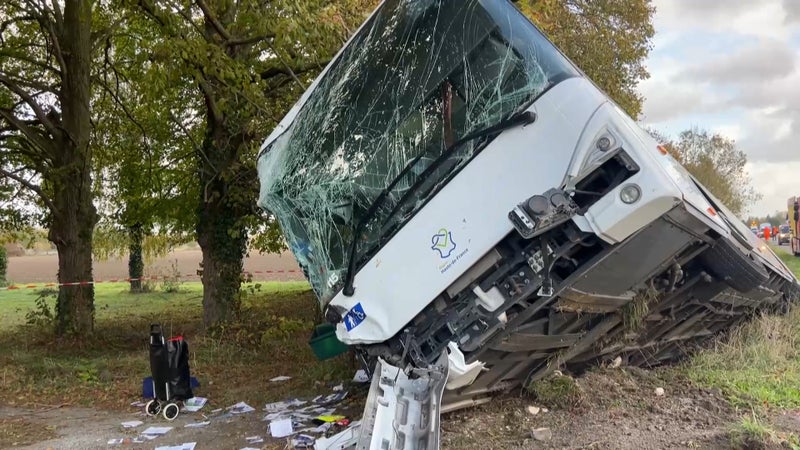 Dans le Nord, un car transportant 12 personnes dont 4 enfants se couche dans le fossé, un passager grièvement blessé