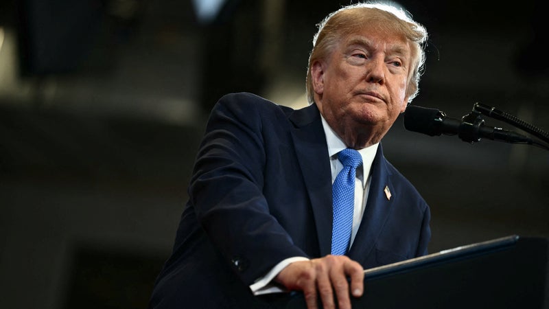 "Une vraie perte pour des millions de personnes": Donald Trump annonce mettre les drapeaux en berne après la mort de Dolly Parton