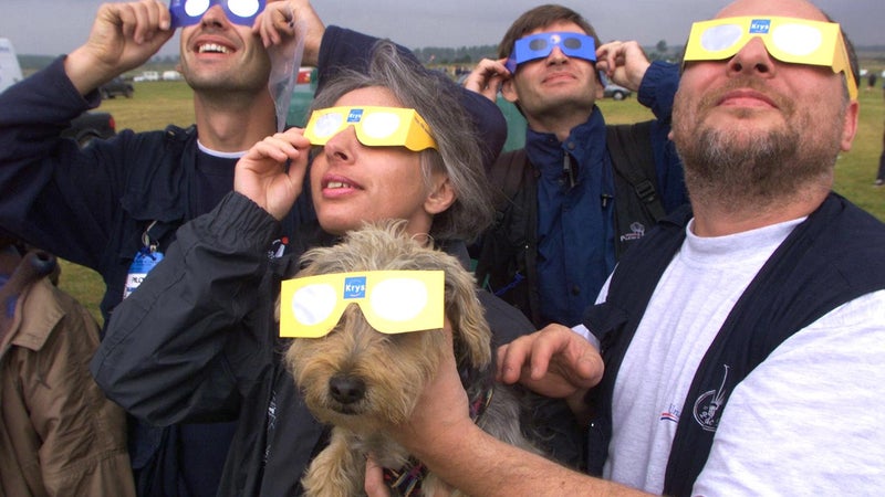 Bon endroit, baisse de luminosité, lunettes... Ce qu'il faut savoir sur l'éclipse solaire du 12 août