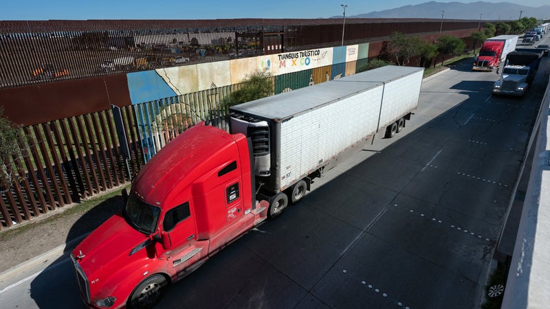 "C'est tellement plus facile de voler ça que de braquer une banque": voitures béliers, brouillage GPS et IA, aux États-Unis, les braquages de camions chargés de composants électroniques se multiplient